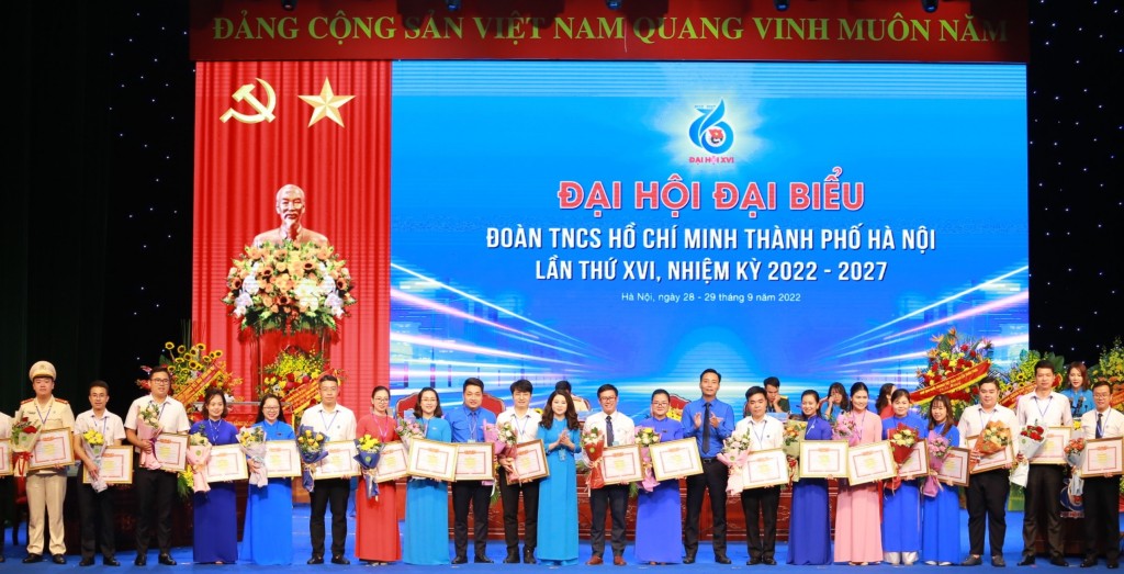 Lãnh đạo Thành đoàn Hà Nội trao khen thưởng tới các tập thể có thành tích xuất sắc