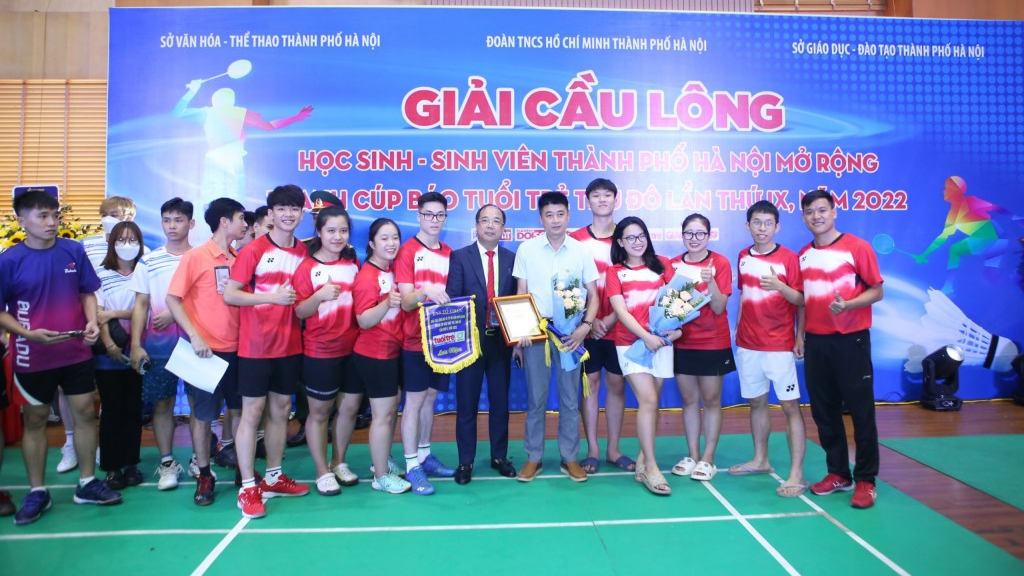 Tổng biên tập báo Tuổi trẻ Thủ đô Nguyễn Mạnh Hưng chụp ảnh lưu niệm cùng các vận động viên