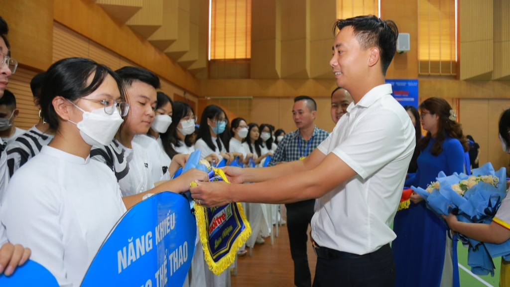 Phó Bí thư Thường trực Thành đoàn Hà Nội Nguyễn Đức Tiến tặng cờ lưu niệm đến các đoàn vận động viên