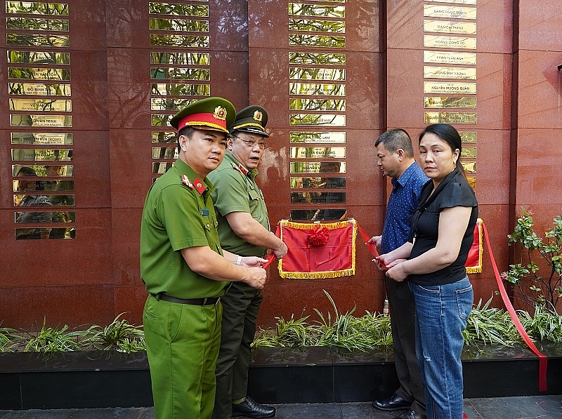 Đảng uỷ Ban Giám đốc Công an TP Hà Nội cùng đại diện gia đình gắn biển tên các liệt sĩ vào Đài tưởng niệm Anh hùng liệt sĩ Công an Thủ đô.