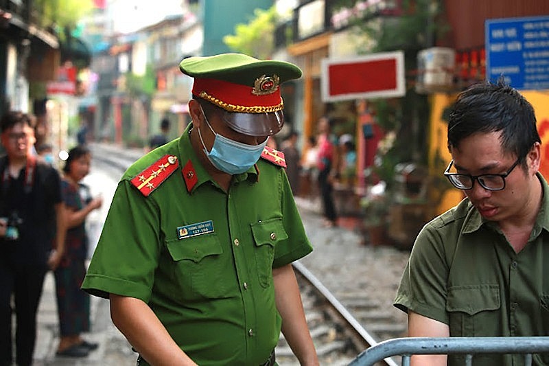 Lực lượng chức năng lập rào chắn, tuyên truyền vận động người dân và du khách chấp hành quy định an toàn đường sắt