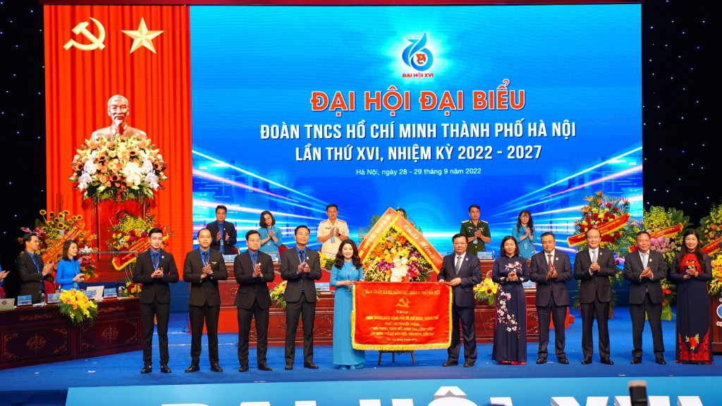 Đại hội đón nhận Bức trướng do Thành ủy Hà Nội trao tặng
