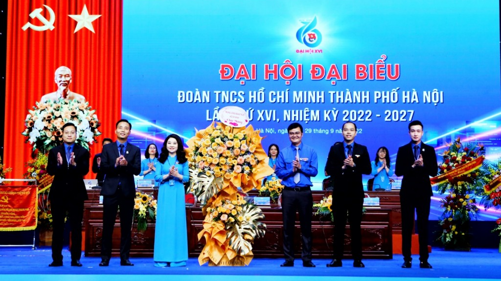 Bí thư Thứ nhất Trung ương Đoàn Bùi Quang Huy tặng hoa chúc mừng Đại hội