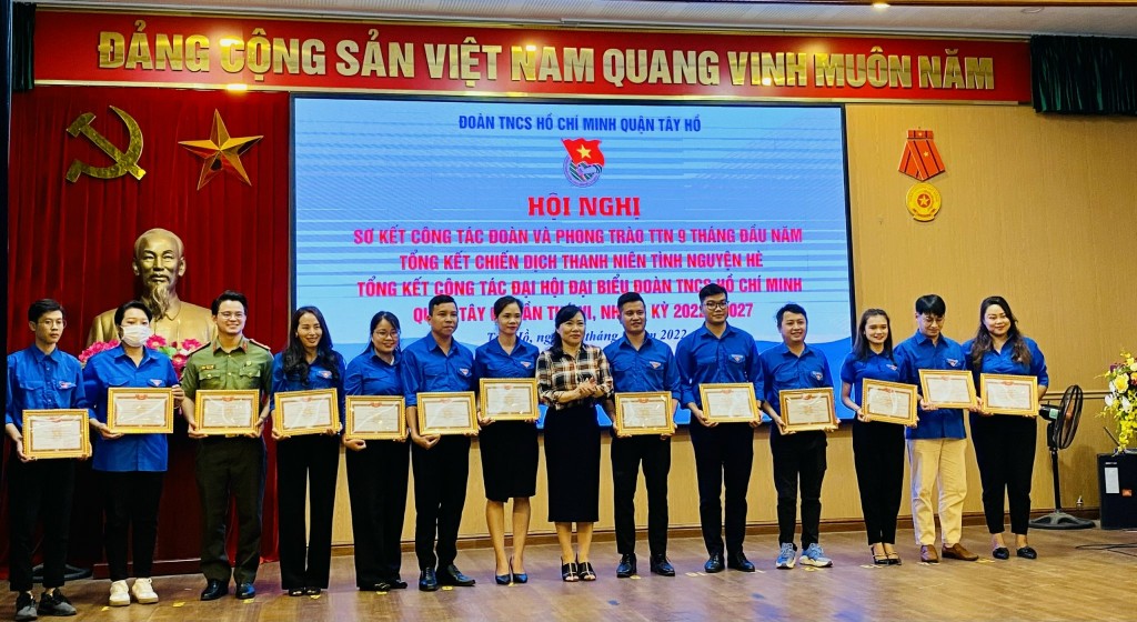 Đồng chí trần Thị Thu Hường, UVBTV, Trưởng ban Dân vận Quận uỷ Tây Hồ