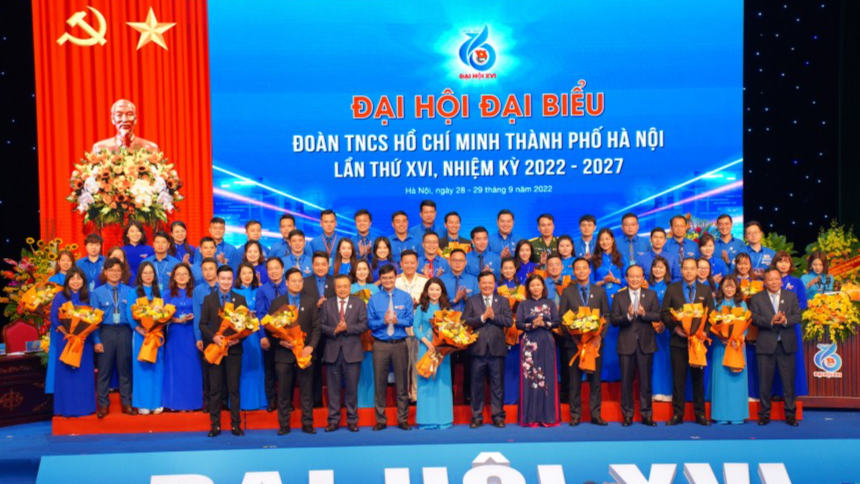 Ban Chấp hành Thành đoàn Hà Nội khóa XVI đón nhận hoa chúc mừng của lãnh đạo Trung ương Đoàn và thành phố