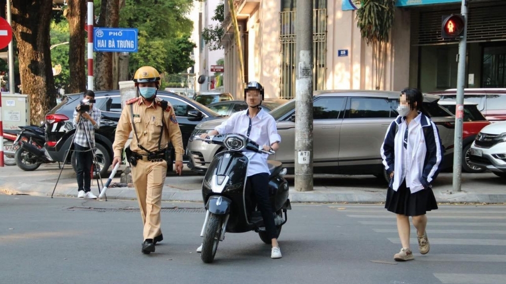 Cảnh sát giao thông Hà Nội tập trung xử lý nghiêm tình trạng học sinh đi xe phân khối lớn