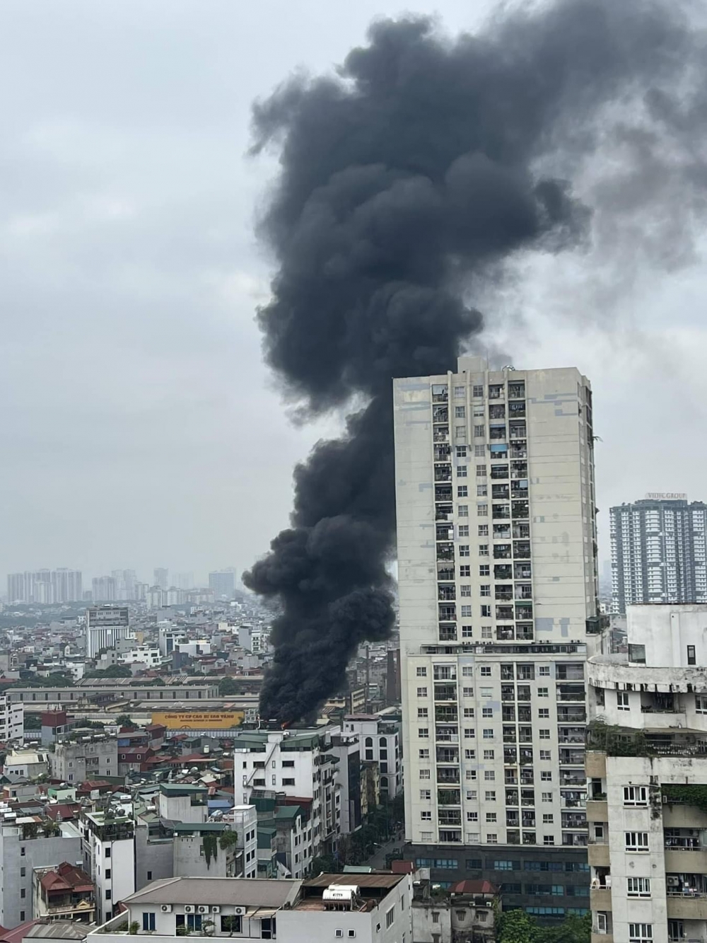 Cột khói đen bốc cao từ tầng thượng tòa nhà ở phố Vũ Trọng Phụng