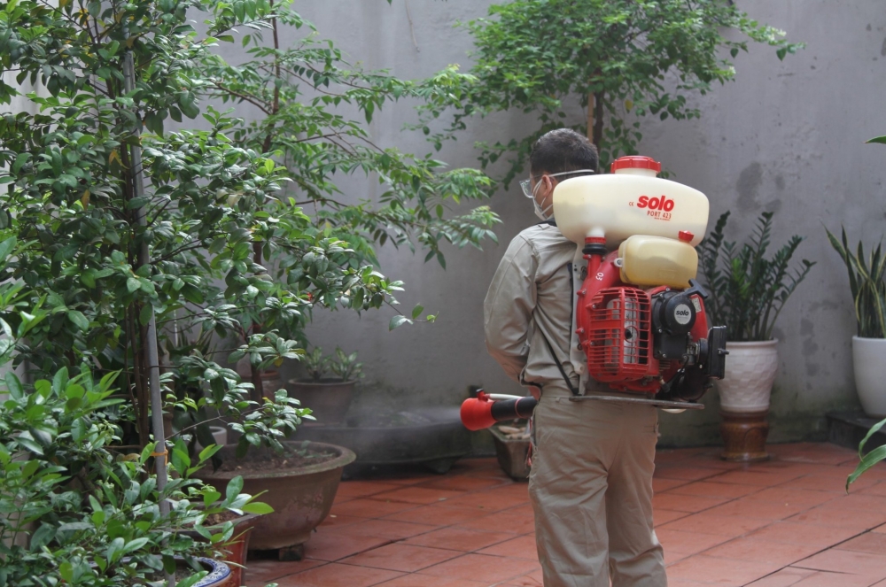 Tổ chức phun thuốc diệt muỗi tại khu phố