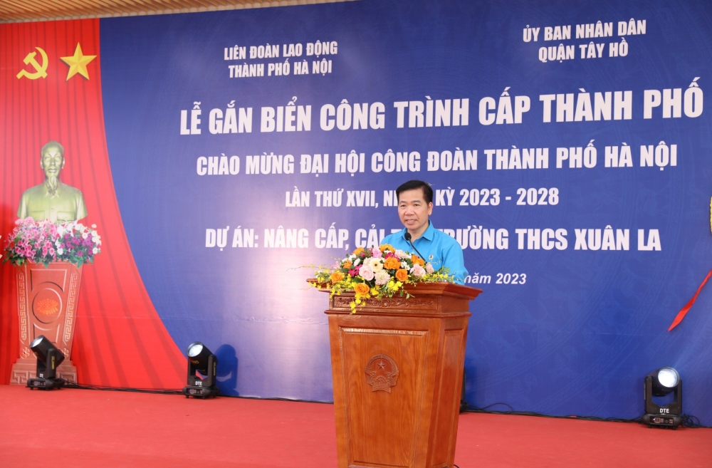 Phó Chủ tịch LĐLĐ Thành phố Nguyễn Huy Khánh phát biểu tại buổi lễ.