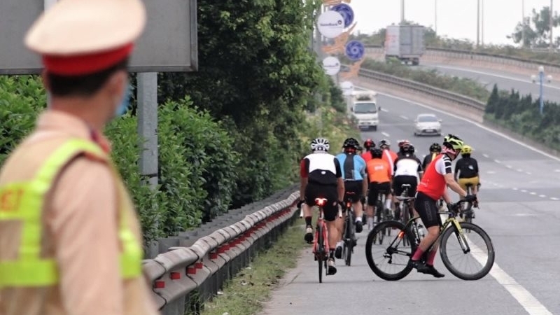 Hà Nội: Tái diễn hành vi đi xe đạp vào làn ô tô trên đường Võ Nguyên Giáp