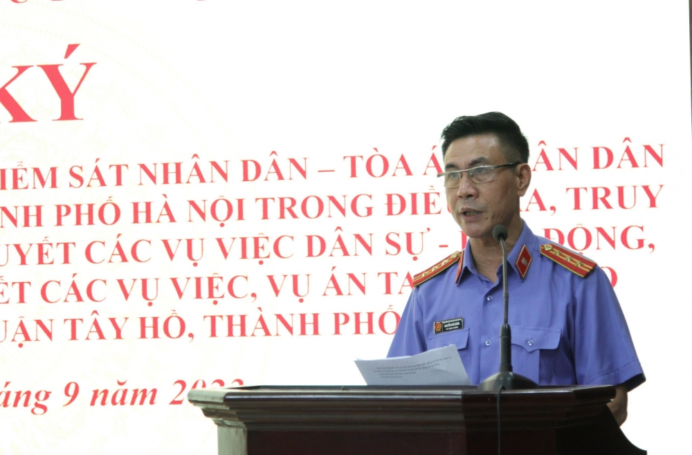 Phó Viện trưởng Viện Kiểm sát Nhân dân quận Tây Hồ Nghiêm Khả Nghĩa phát biểu tại hội nghị