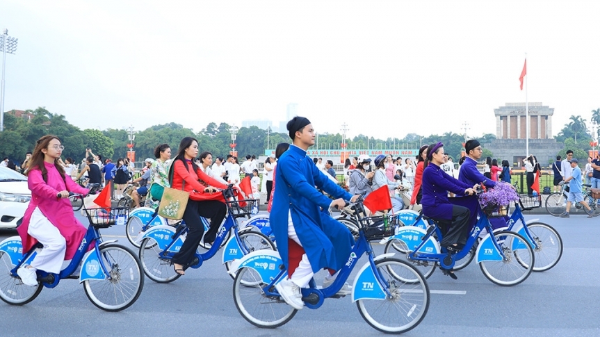 Nam thanh nữ tú mặc áo dài đạp xe, ngắm di sản Hà Nội