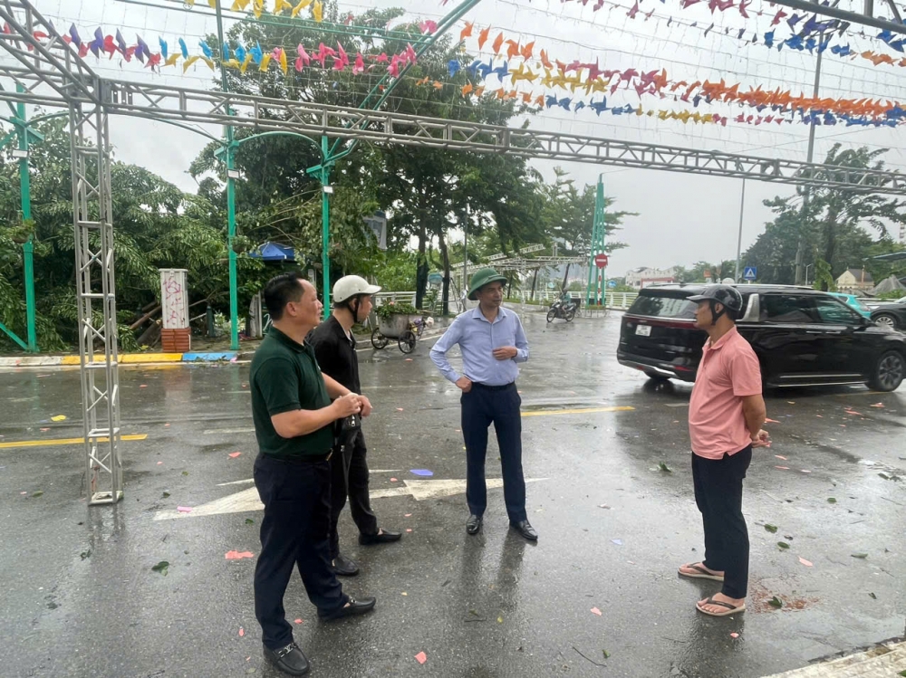 Lãnh đạo quận kiểm tra, chỉ đạo khắc phục hậu quả bão tại Không gian văn hoá sáng tạo quận Tây Hồ