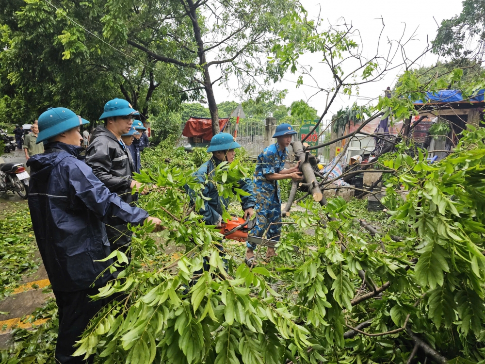 Quận Hoàng Mai: Chủ động từ sớm, nhanh chóng khắc phục hậu quả sau bão