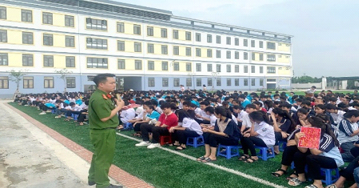 Cán bộ Công an huyện Phúc Thọ tuyên truyền cho học sinh tại trường học