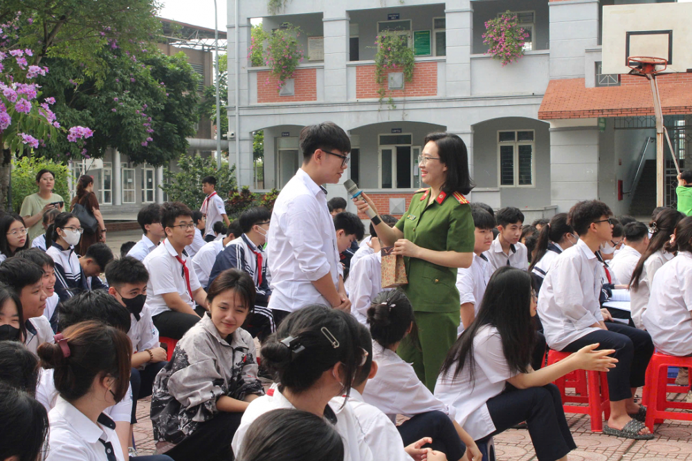 Tuyên truyền Luật Căn cước tại một trường học trên địa bàn quận