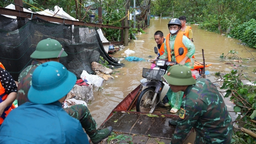 Quận Tây Hồ hỗ trợ người dân phường Ngọc Thuỵ tránh lũ