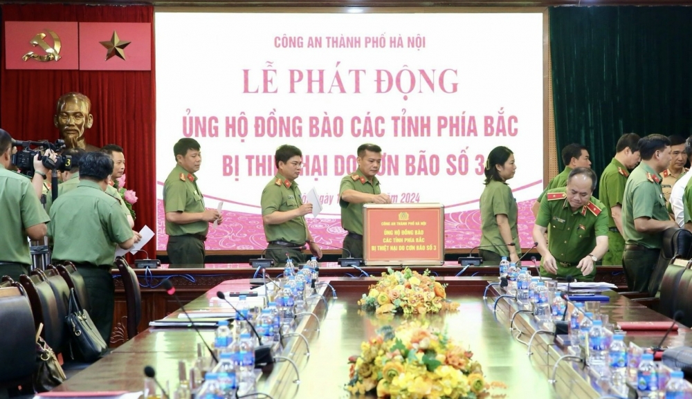 Cán bộ chiến sĩ Công an Hà Nội chung tay ủng hộ các tỉnh bị thiệt hại do bão lũ