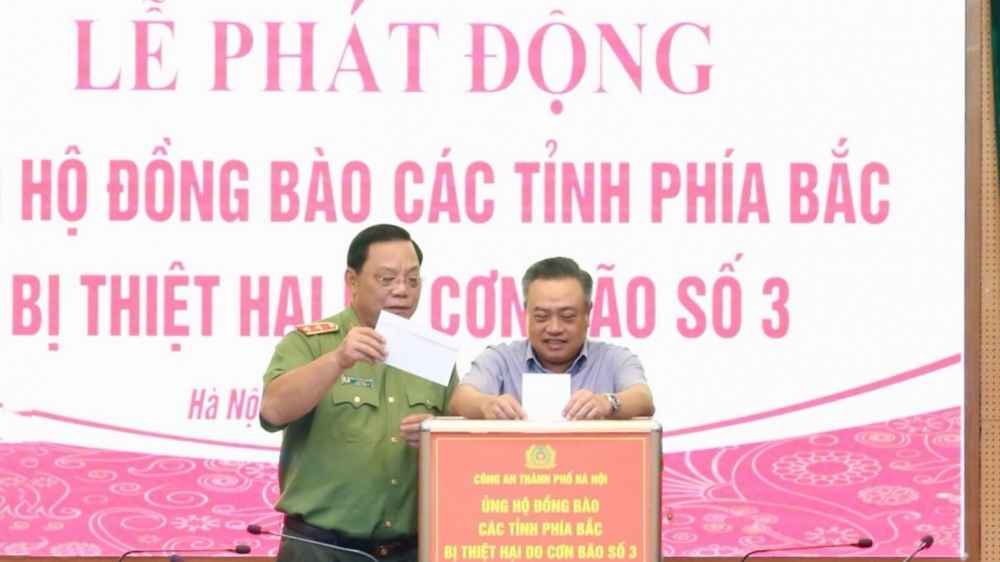 Cán bộ, chiến sĩ Công an Hà Nội chung tay ủng hộ các tỉnh bị thiệt hại do bão lũ