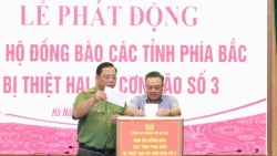 can bo chien si cong an ha noi chung tay ung ho cac tinh bi thiet hai do bao lu