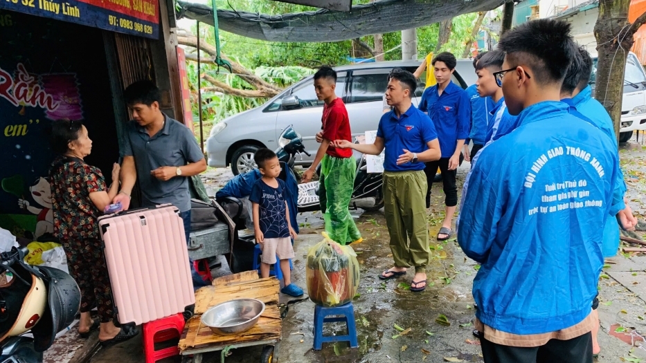 Quận Hoàng Mai: Đoàn thanh niên “phủ xanh” vùng lũ