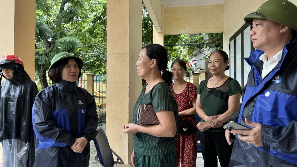 Bí thư Quận uỷ Tây Hồ Lê Thị Thu Hằng kiểm tra nơi ăn, ở của người dân tại Nhà văn hoá Tổ dân phố số 10, phường Phú Thượng.