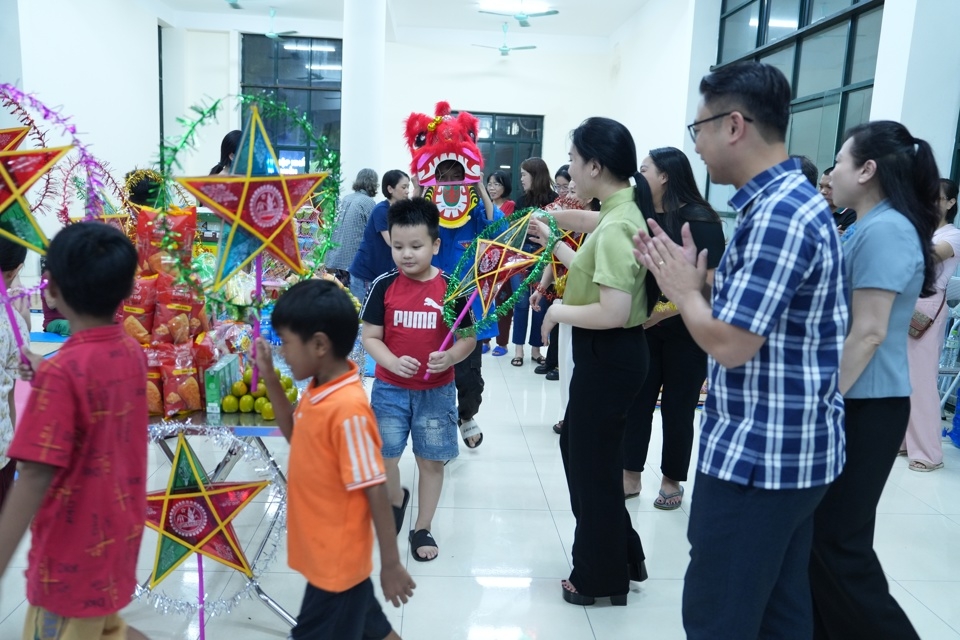 Lãnh đạo quận Tây Hồ chung vui Tết Trung thu sớm với các em nhỏ đang sinh hoạt tại khu tạm cư Trung tâm thể thao quận Tây Hồ số 101 Xuân La.