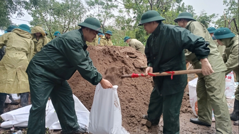 Lực lượng vũ trang quận Hoàng Mai giúp dân vượt lũ