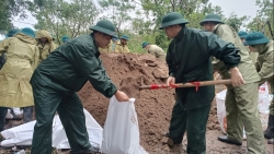 luc luong vu trang quan hoang mai giup dan vuot lu