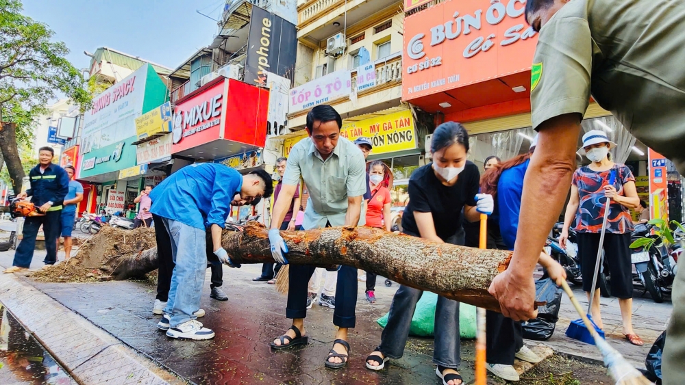 Chủ tịch HĐND quận Cầu Giấy Nguyễn Văn Chiến cùng người dân dọn dẹp cây gãy đổ trên địa bàn phường Yên Hoà