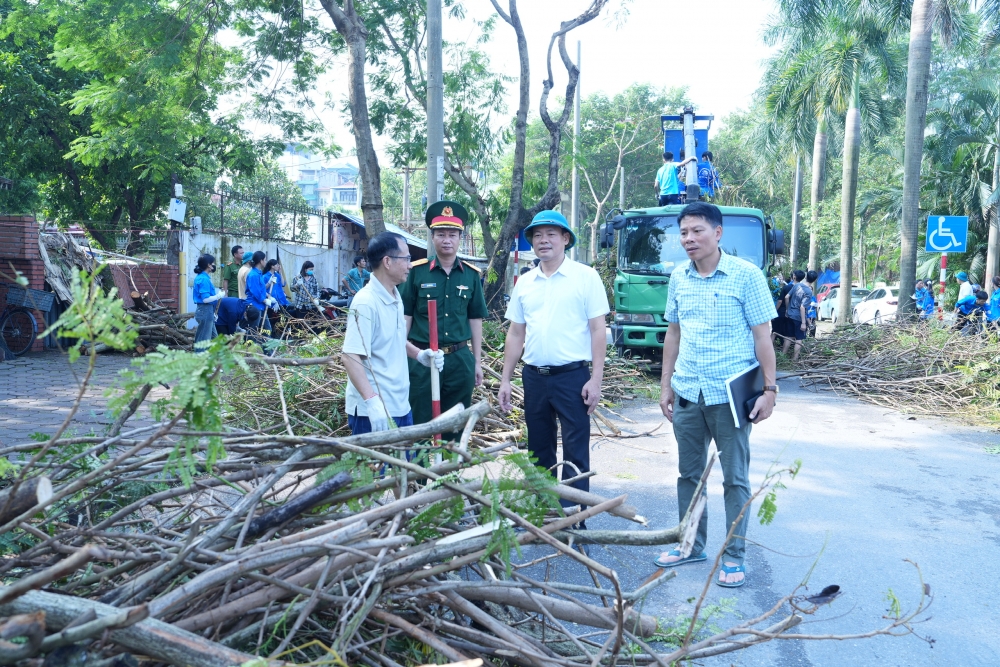 Tại phường Mai Dịch, Chủ tịch UBND quận Cầu Giấy Bùi Tuấn Anh đến kiểm tra, động viên các lực lượng dọn dẹp vệ sinh môi trường