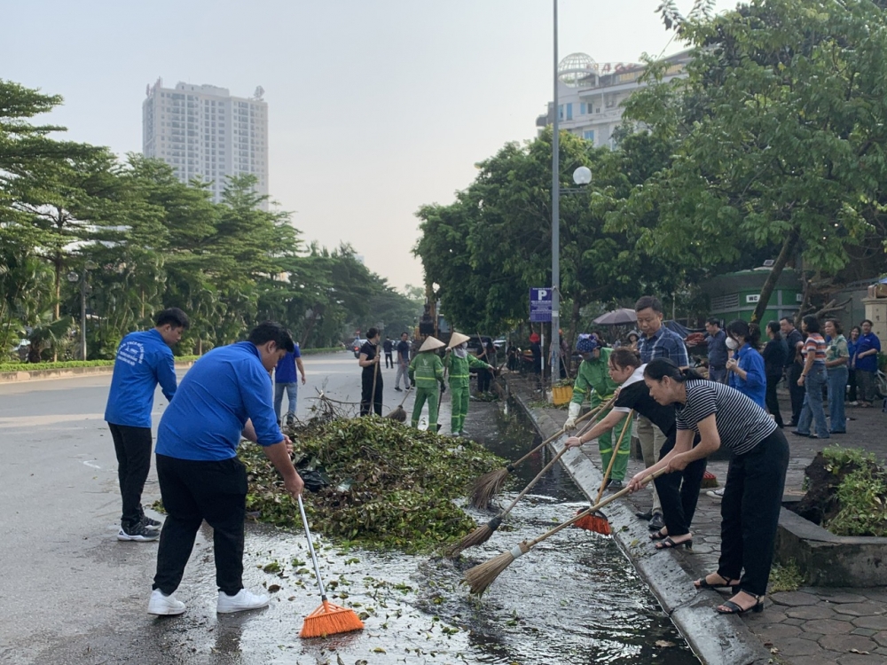 Phường Yên Hoà huy động lực lượng quét dọn những đoạn đường còn nước tù đọng