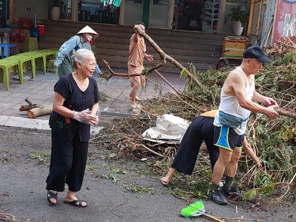 Cán bộ, Nhân dân quận Cầu Giấy ra quân tổng vệ sinh môi trường