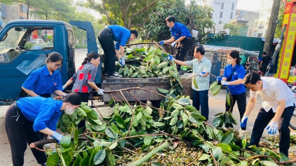 Cán bộ, Nhân dân quận Cầu Giấy ra quân tổng vệ sinh môi trường