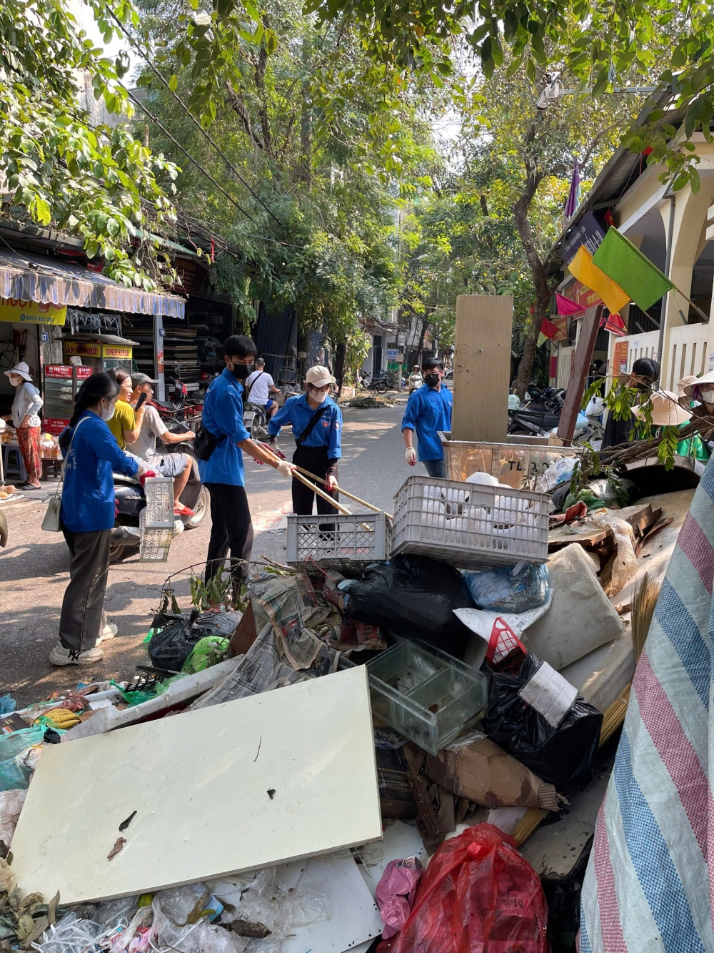 Đường phố được nhanh chóng dọn dẹp để trở về cuộc sống bình thường