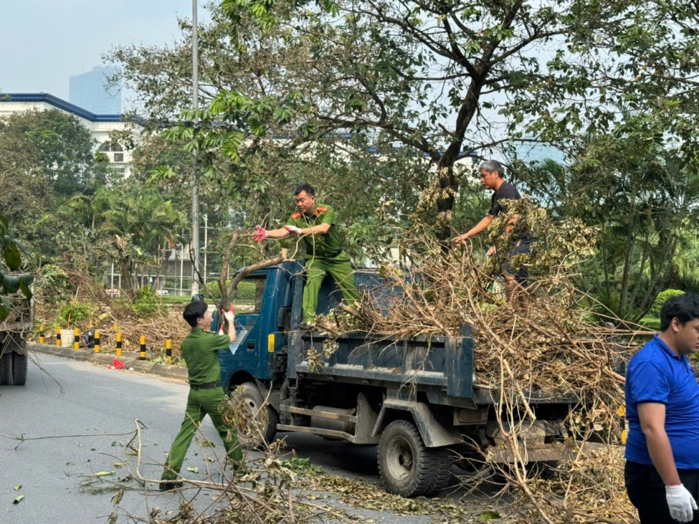 Công an Hà Nội xuyên đêm, làm ngày dọn dẹp mỗi trường sau mưa bão