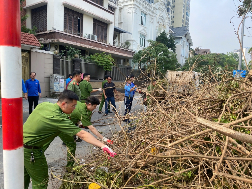 Công an Hà Nội xuyên đêm, làm ngày dọn dẹp mỗi trường sau mưa bão