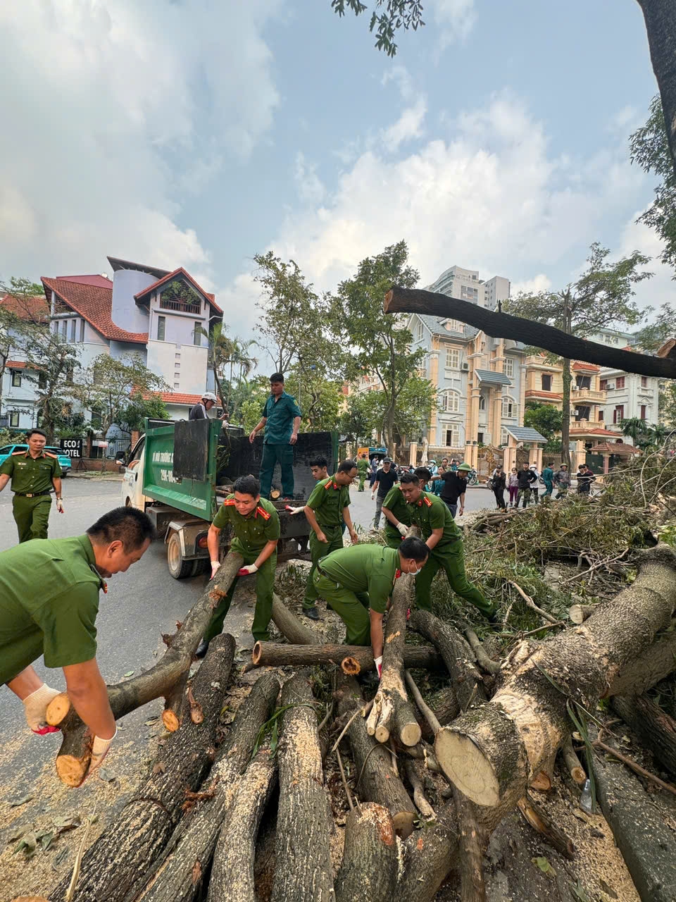 Công an Hà Nội xuyên đêm, làm ngày dọn dẹp mỗi trường sau mưa bão