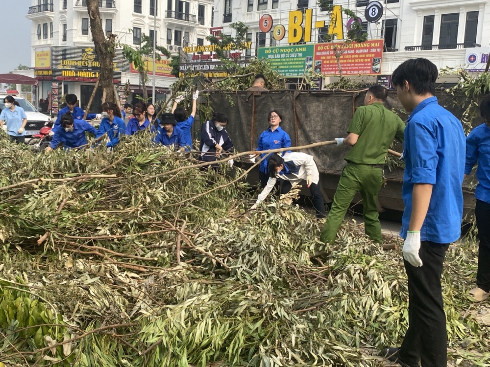 Công an Hà Nội xuyên đêm, làm ngày dọn dẹp mỗi trường sau mưa bão