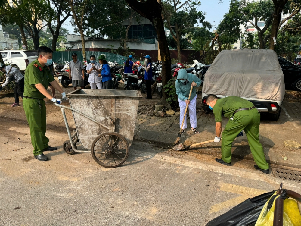 Công an Hà Nội xuyên đêm, làm ngày dọn dẹp mỗi trường sau mưa bão