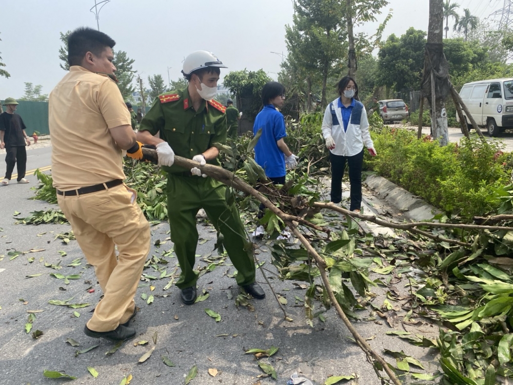 Công an Hà Nội xuyên đêm, làm ngày dọn dẹp mỗi trường sau mưa bão