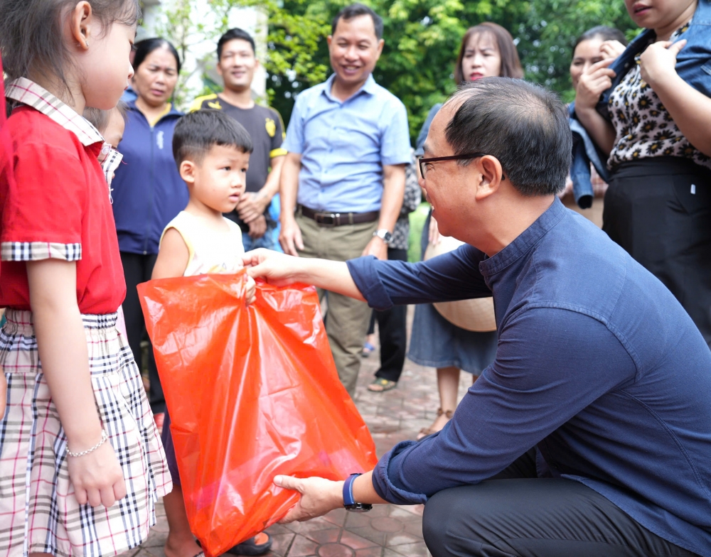 Mang yêu thương đến xã Bảo Thắng, Lào Cai