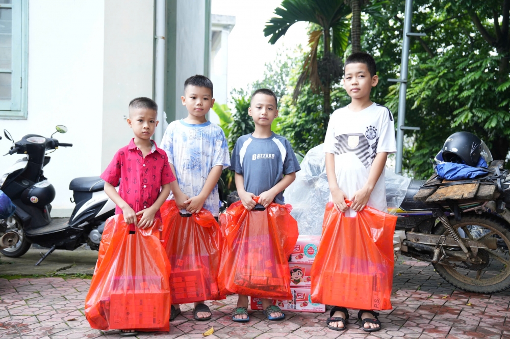 Mang yêu thương đến xã Bảo Thắng, Lào Cai