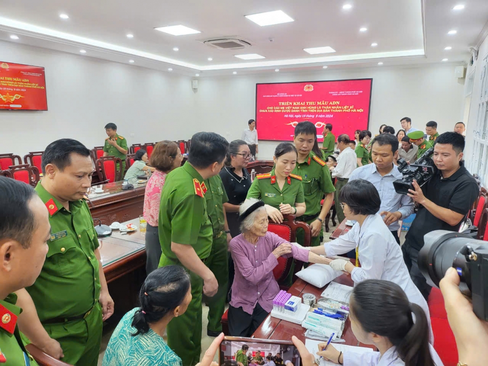 Thiếu tướng Nguyễn Hồng Ky, Phó Giám đốc Công an thành phố kiểm tra việc thu nhận mẫu ADN tại huyện Thạch Thất.