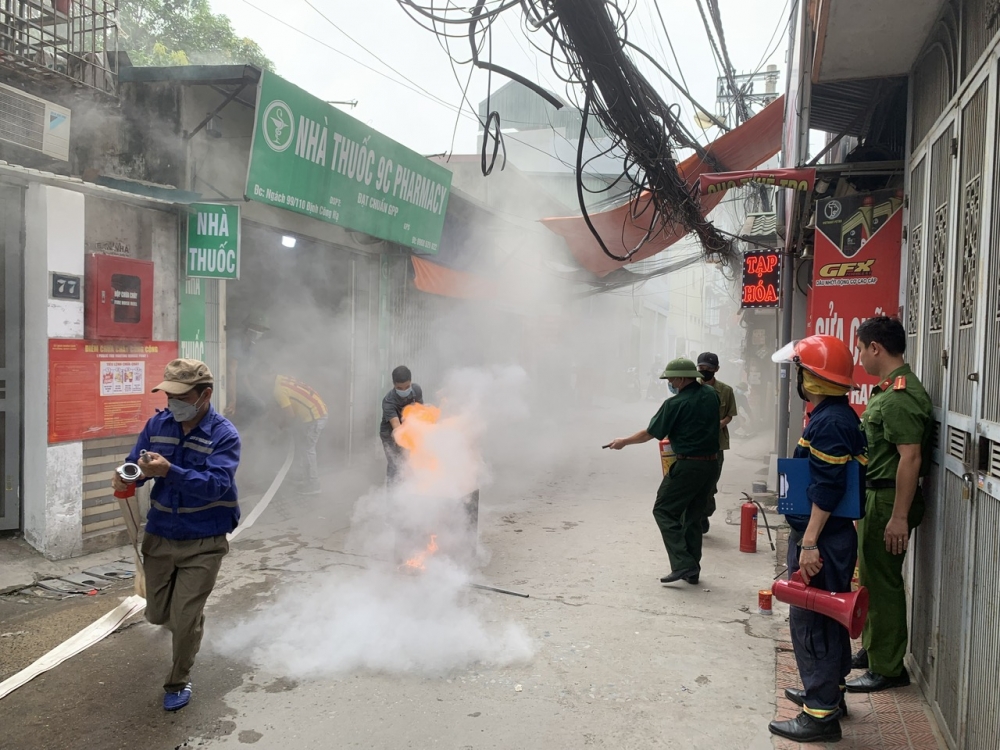 Quận Hoàng Mai: Thực tập PCCC ở nhà nhiều căn hộ trong ngách nhỏ phường Định Công