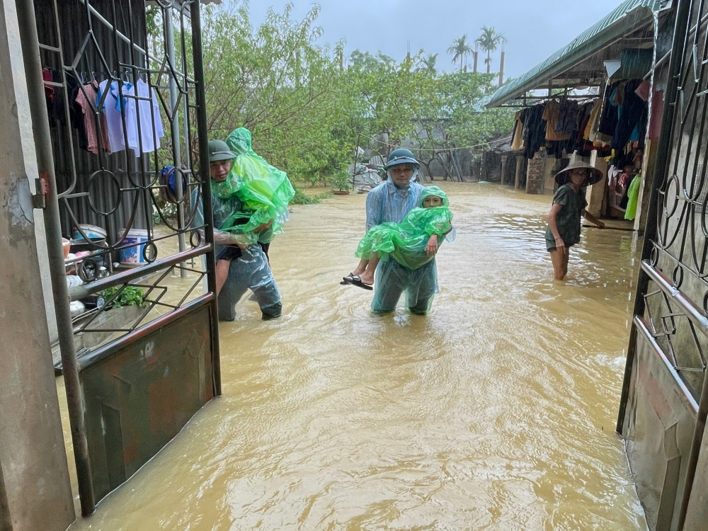 Công an Hà Nội giúp dân trong mưa lũ ở các huyện