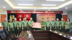 cong an ha noi trao ho tro cong an cac tinh bi thiet hai nang do mua lu