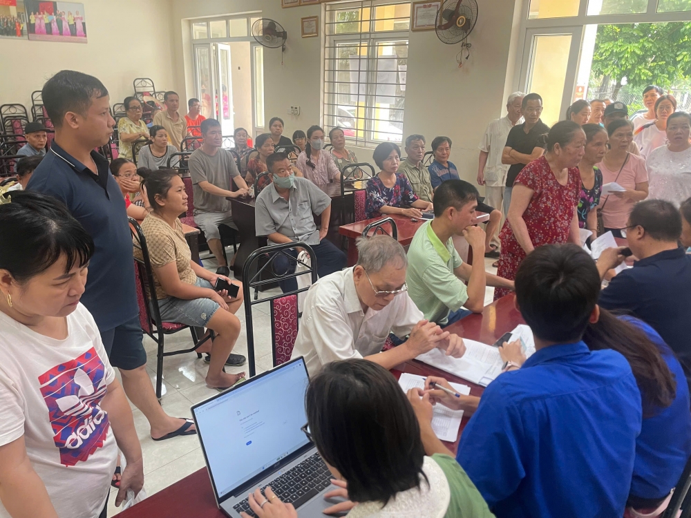 Từ sáng sớm, không kí tại điểm chi trả đã rất nhộn nhịp