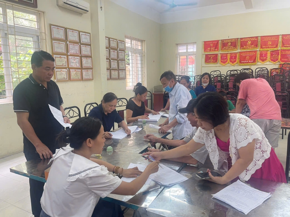 Mọi người đều chờ đến lượt để nhận tiền quà 2/9