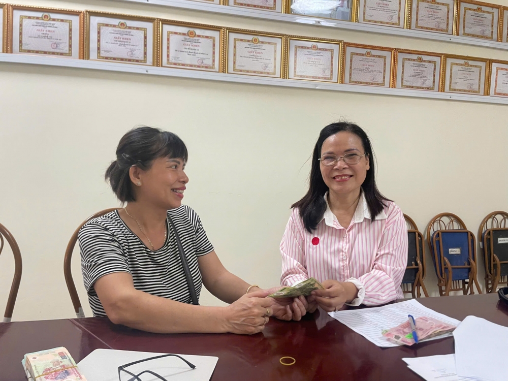 Niềm vui của người dân khi được nhận quà 2/9